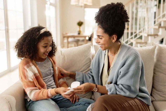 O diálogo aberto e a informação são essenciais para passar pela primeira menstruação com tranquilidade (Imagem: PeopleImages | Shutterstock) -  (crédito: EdiCase)