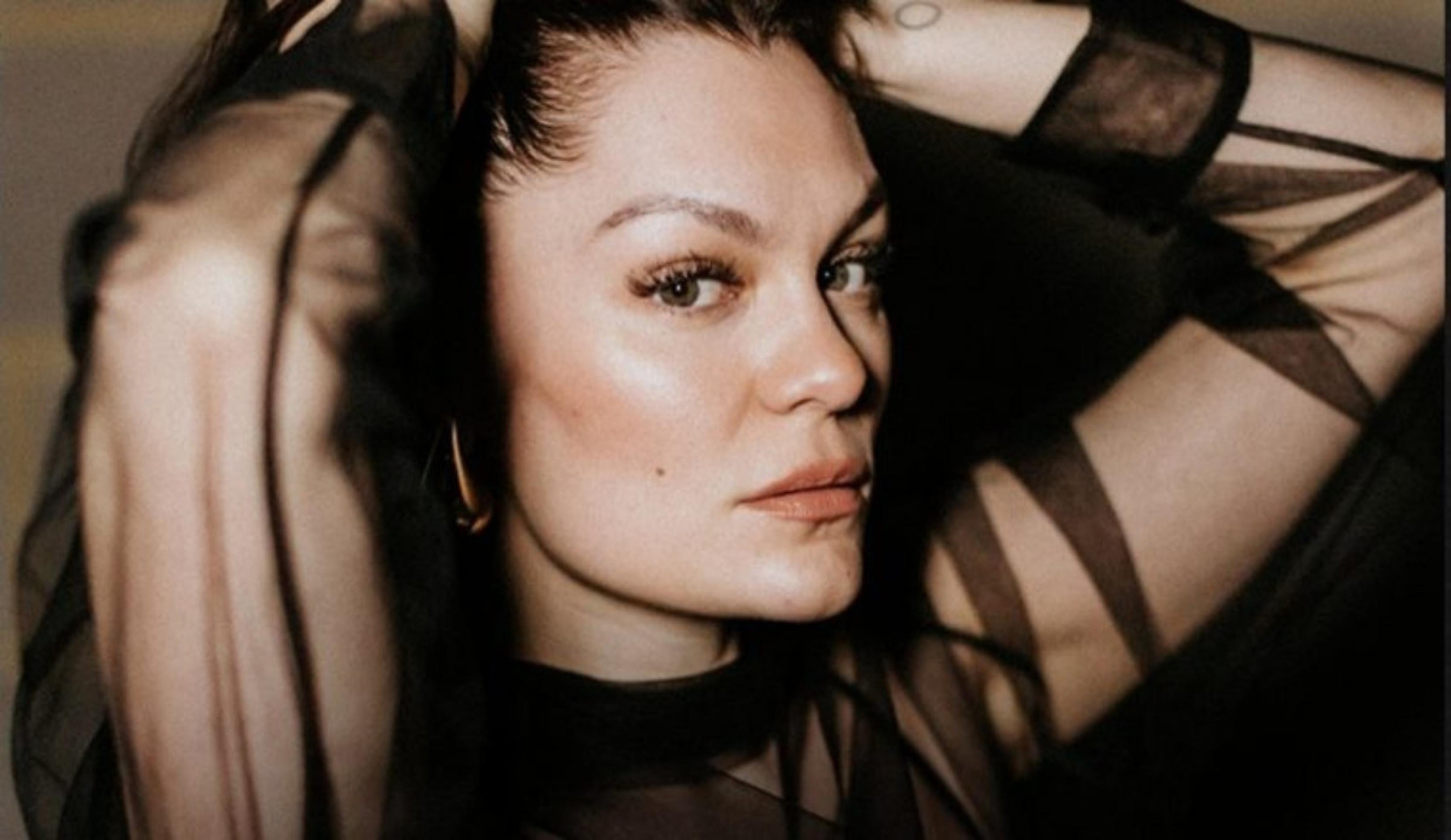 Jessie J anuncia novo álbum após oito anos e promete mistura explosiva
