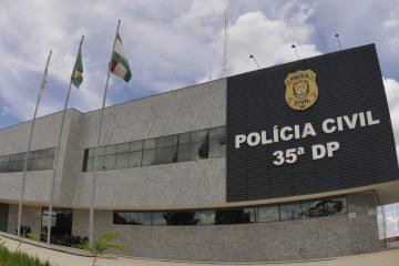 O suspeito foi conduzido à 35ª DP, onde foi autuado em flagrante por estupro, violência doméstica, ameaça e invasão de domicílio - (crédito: Ed Alves/CB) O suspeito foi conduzido à 35ª DP, onde foi autuado em flagrante por estupro, violência doméstica, ameaça e invasão de domicílio - (crédito: Ed Alves/CB)