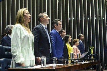 Derrite, na foto ao lado de Celina, dedicou boa parte de sua fala na sessão solene aos agentes de segurança, a quem chamou de 'heróis' e, no caso dos policiais do Rio, de 'super-heróis' - (crédito: Geraldo Magela/Agência Senado) Derrite, na foto ao lado de Celina, dedicou boa parte de sua fala na sessão solene aos agentes de segurança, a quem chamou de 'heróis' e, no caso dos policiais do Rio, de 'super-heróis' - (crédito: Geraldo Magela/Agência Senado)