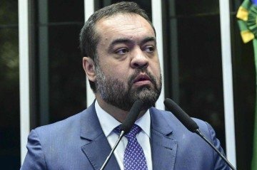 Castro destacou que o problema na segurança vai além das facções e envolve 'organizações narcoterroristas' que movimentam bilhões de reais e controlam cadeias produtivas inteiras - (crédito: Geraldo Magela/Agência Senado) Castro destacou que o problema na segurança vai além das facções e envolve 'organizações narcoterroristas' que movimentam bilhões de reais e controlam cadeias produtivas inteiras - (crédito: Geraldo Magela/Agência Senado)