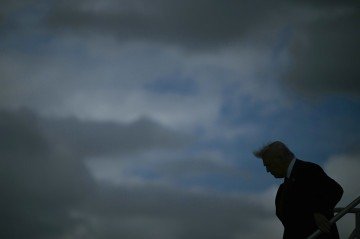 Donald Trump desembarca do Air Force One no Aeroporto Internacional de Miami, em foto de 5 de novembro -  (crédito: Brendan Smialowski/AFP)