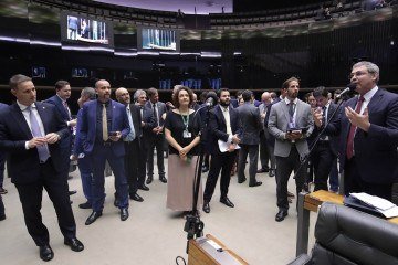 Guilherme Derrite (E) ouve manifestação de Lindbergh Farias na Câmara. Líder do PT mantém críticas ao relatório do parlamentar paulista - (crédito: Bruno Spada / Câmara dos Deputados) Guilherme Derrite (E) ouve manifestação de Lindbergh Farias na Câmara. Líder do PT mantém críticas ao relatório do parlamentar paulista - (crédito: Bruno Spada / Câmara dos Deputados)