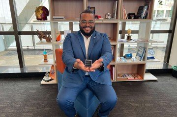 O CEO da Ideia Space, Leonardo Souza, mostra a peça do satélite que será lançado no espaço no próximo dia 19 -  (crédito: Jéssica Andrade - CB/DA Press)