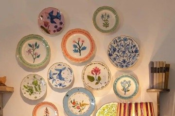 Pratos colecionáveis compõem uma decoração cheia de charme - (crédito: Reprodução/Instagram (@fashionclinic.home) ) Pratos colecionáveis compõem uma decoração cheia de charme - (crédito: Reprodução/Instagram (@fashionclinic.home) )