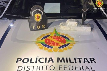 PMDF prende homem com mais de um quilo de maconha durante ponto de bloqueio em Brazlândia
- (crédito: PMDF/Divulgação) PMDF prende homem com mais de um quilo de maconha durante ponto de bloqueio em Brazlândia
- (crédito: PMDF/Divulgação)