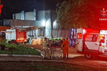 Homem fica preso em esteira para triagem de materiais recicláveis - (crédito: CBMDF/Divulgação) Homem fica preso em esteira para triagem de materiais recicláveis - (crédito: CBMDF/Divulgação)