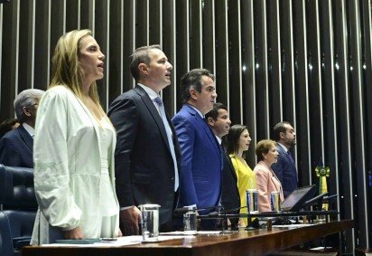 Derrite, na foto ao lado de Celina, dedicou boa parte de sua fala na sessão solene aos agentes de segurança, a quem chamou de 
