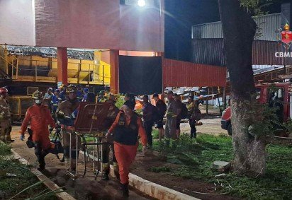 Homem fica preso em esteira para triagem de materiais recicláveis