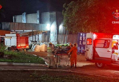 Homem fica preso em esteira para triagem de materiais recicláveis