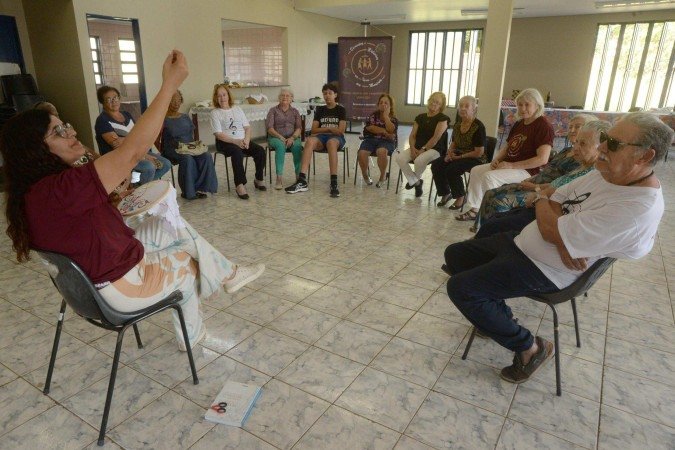  12/11/2025 Crédito: Marcelo Ferreira/CB/D.A Press. Brasil. Brasília - DF -  Projeto do Grupo Paepalanthus que leva oficinas, espetáculos e exposição para o público 60+.Local: Associação dos Idosos Paz e Amor. Simone Carneiro, contando histórias e bordando.