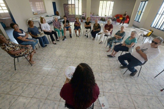 Os frequentadores da Apaz, com a presidente Marlene Pinto