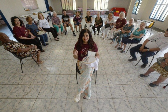  12/11/2025 Crédito: Marcelo Ferreira/CB/D.A Press. Brasil. Brasília - DF -  Projeto do Grupo Paepalanthus que leva oficinas, espetáculos e exposição para o público 60+.Local: Associação dos Idosos Paz e Amor. Simone Carneiro, contando histórias e bordando.