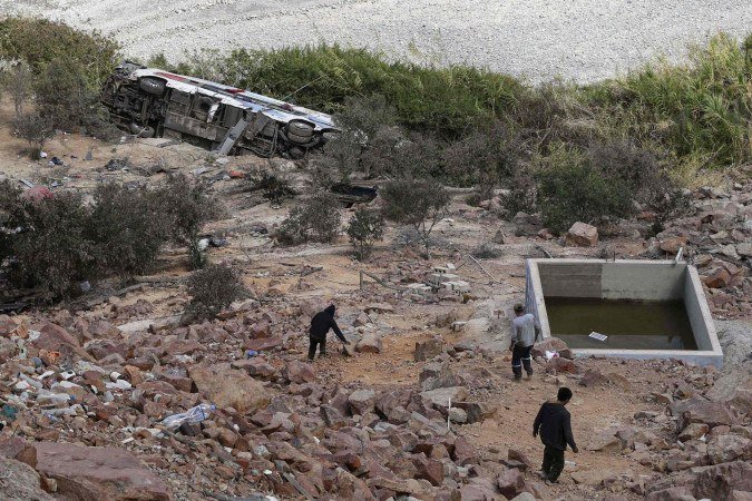 Ônibus cai em um barranco de cerca de 200 metros de profundidade em Arequipa, no Peru -  (crédito: AFP)