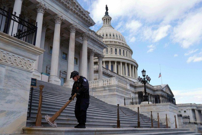 Parlamentares aprovam fim da mais longa paralisação administrativa da história dos EUA  -  (crédito: BBC Geral)