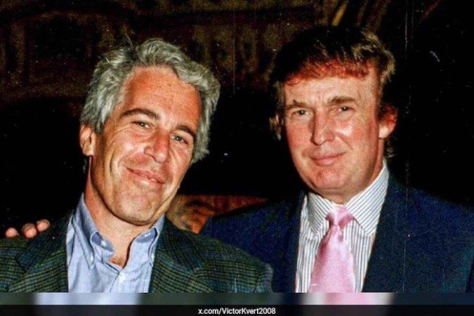 Jeffrey Epstein (E) e Donald Trump em fotografia datada da década de 1990, durante uma festa particular