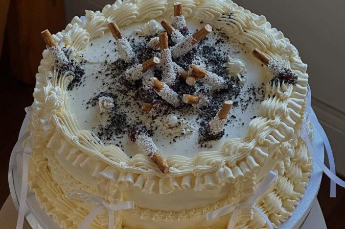 Bolo-cinzeiro que engana os olhos - (crédito: Instagram/@atinykitchennyc) Bolo-cinzeiro que engana os olhos - (crédito: Instagram/@atinykitchennyc)