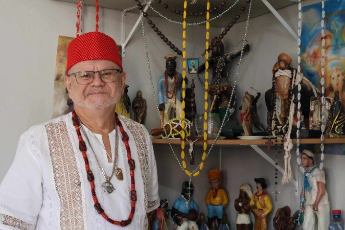 Babalorixá Milton ti Òiyà, do Centro Espírita Caboclo Aymoré e Pai Manuel de Angola (Ceama), em Samambaia
- (crédito: Fotos: Bruna Gaston CB/DA Press) Babalorixá Milton ti Òiyà, do Centro Espírita Caboclo Aymoré e Pai Manuel de Angola (Ceama), em Samambaia
- (crédito: Fotos: Bruna Gaston CB/DA Press)