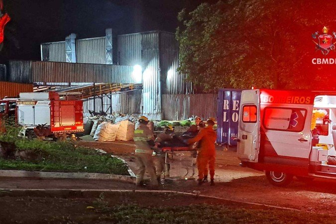 Homem fica preso em esteira para triagem de materiais recicláveis - (crédito: CBMDF/Divulgação) Homem fica preso em esteira para triagem de materiais recicláveis - (crédito: CBMDF/Divulgação)