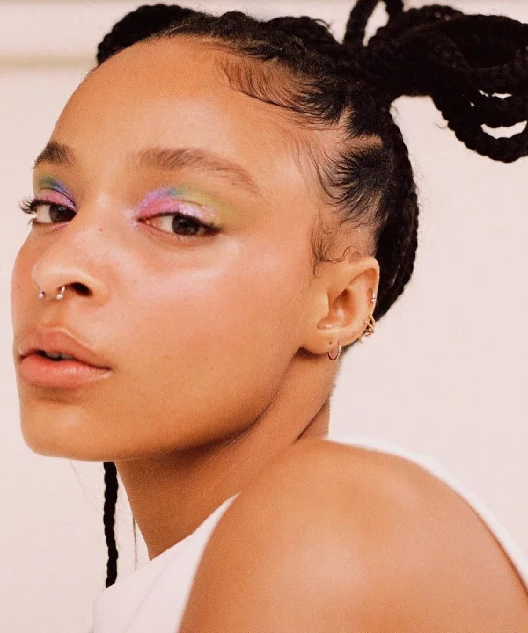 Sombras coloridas translucidas trazem um charme colorido mas sutil 