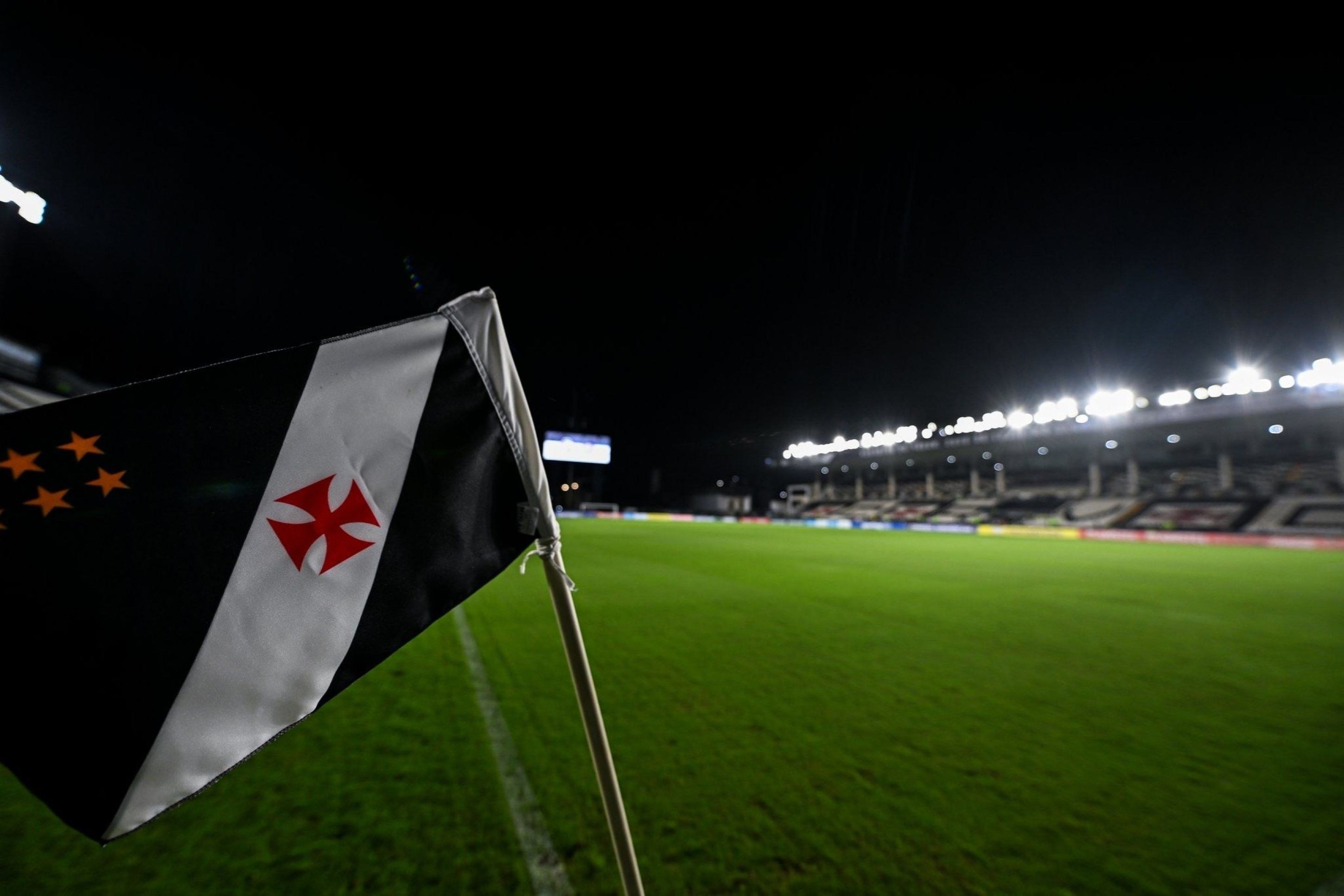 Bandeira do Vasco no gramado de São Januário, estádio do clube -  (crédito: Feed Gávea News)