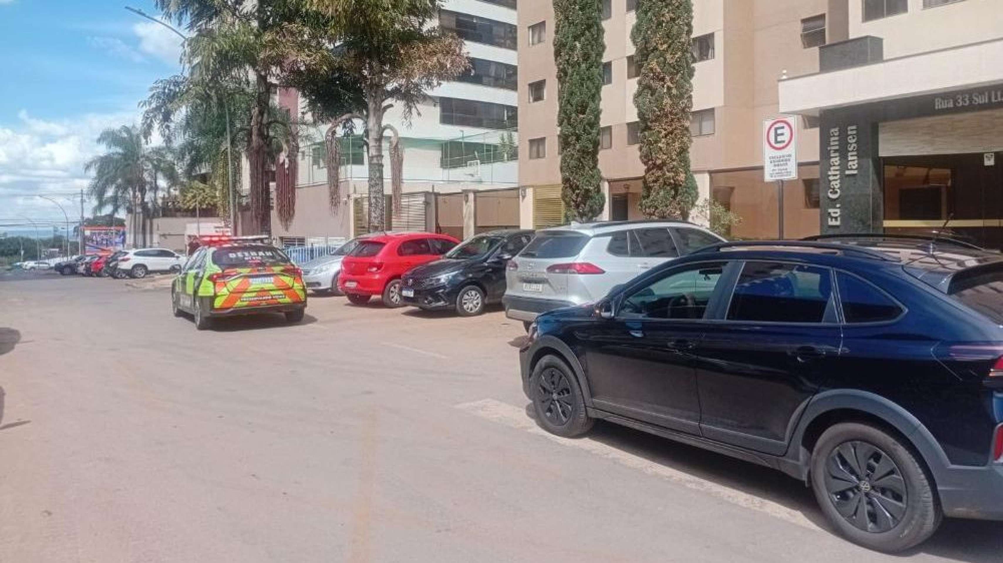 Detran autua mais de 90 motoristas por estacionamento irregular