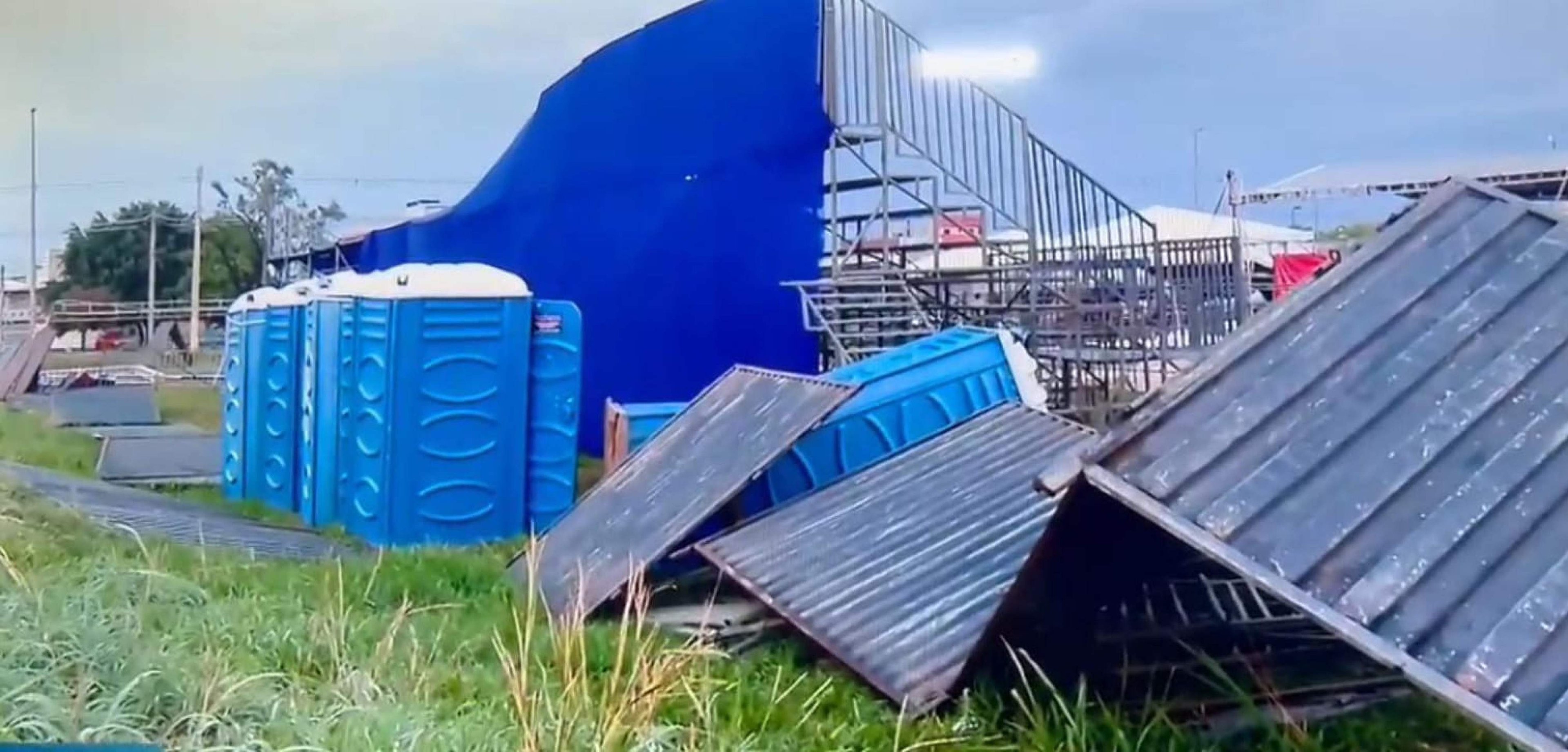 Temporal do Riacho Fundo II derrubou placas de fechamento e banheiros qu&iacute;micos de rodeio