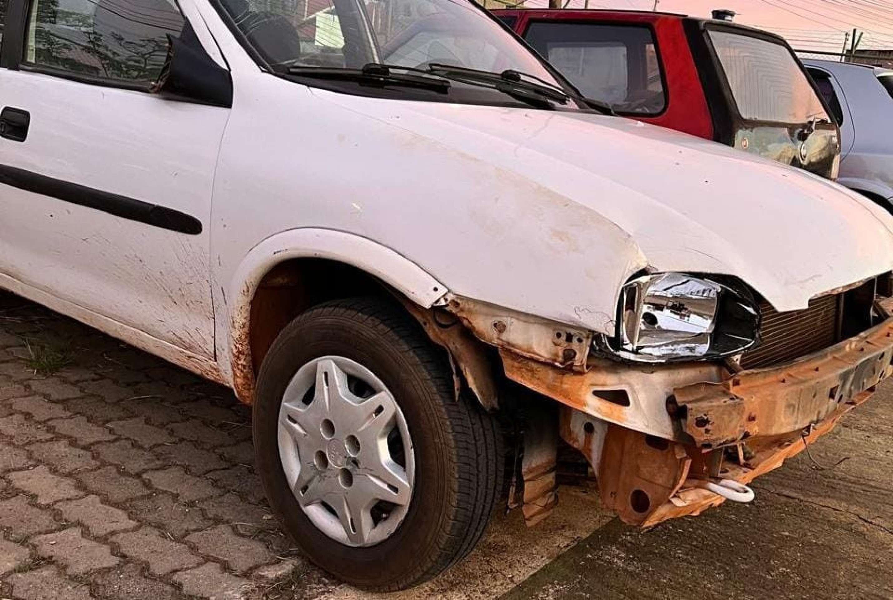 Motorista bêbado atropela pai e filho; homem morre tentando salvar adolescente