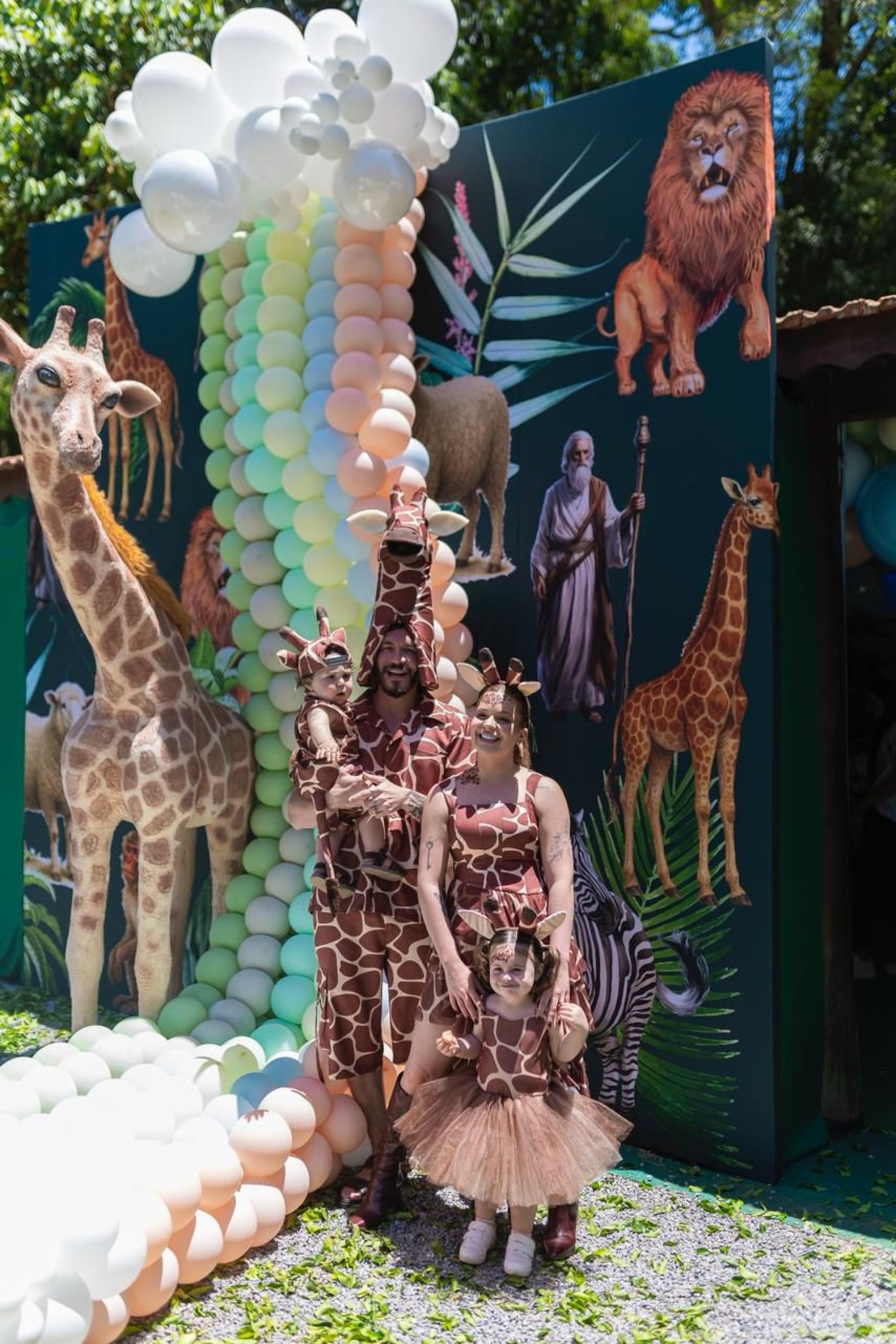 Viih Tube e Eliezer celebram o 1&ordm; anivers&aacute;rio de Ravi com festa &rsquo;Arca de No&eacute;&rsquo;