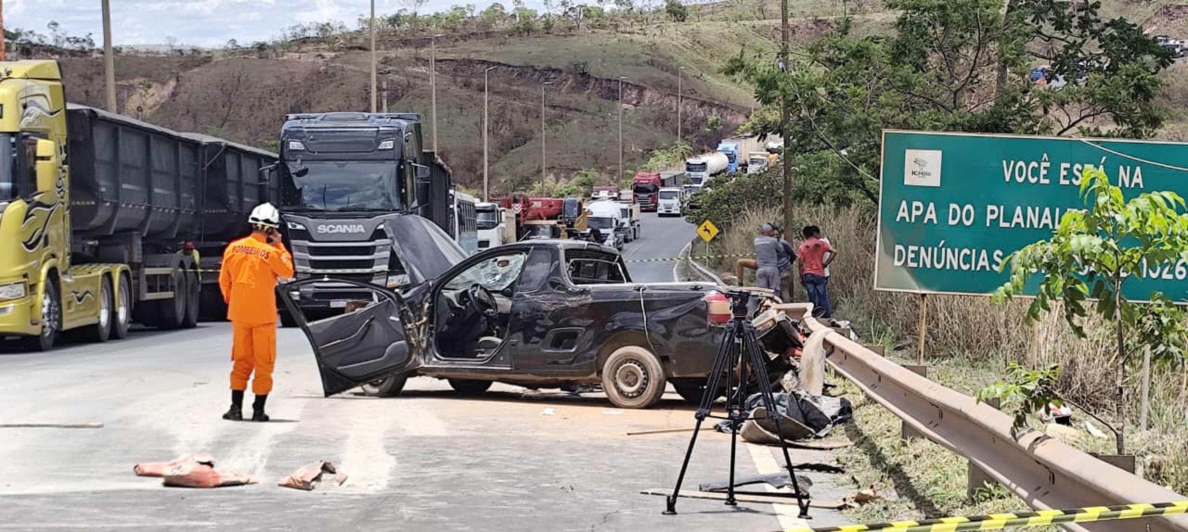 Colisão entre caminhão, motocicleta e carro deixa duas vítimas em estado grave na DF-150