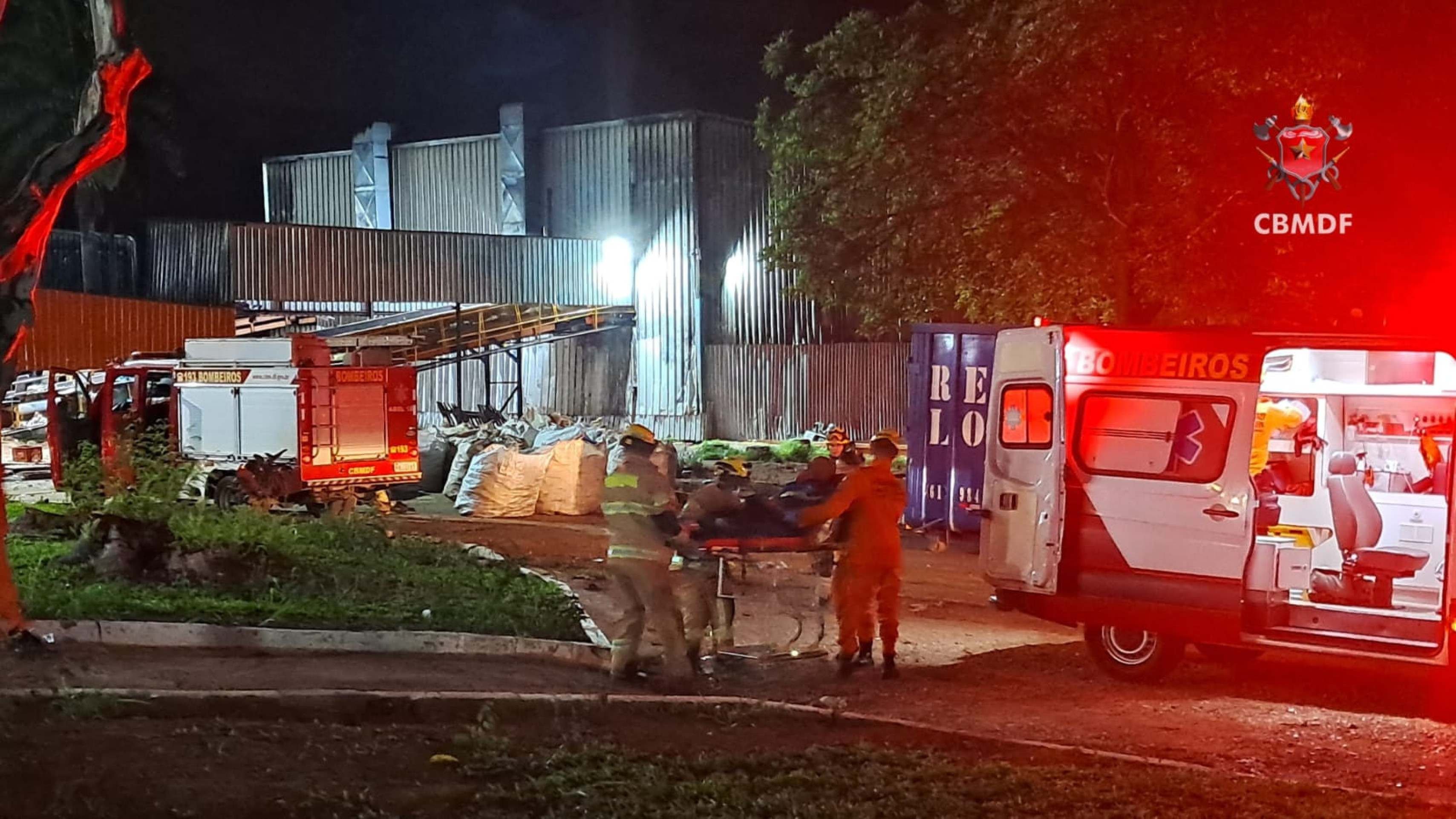 Trabalhador fica preso a esteira de triagem em empresa de recicláveis