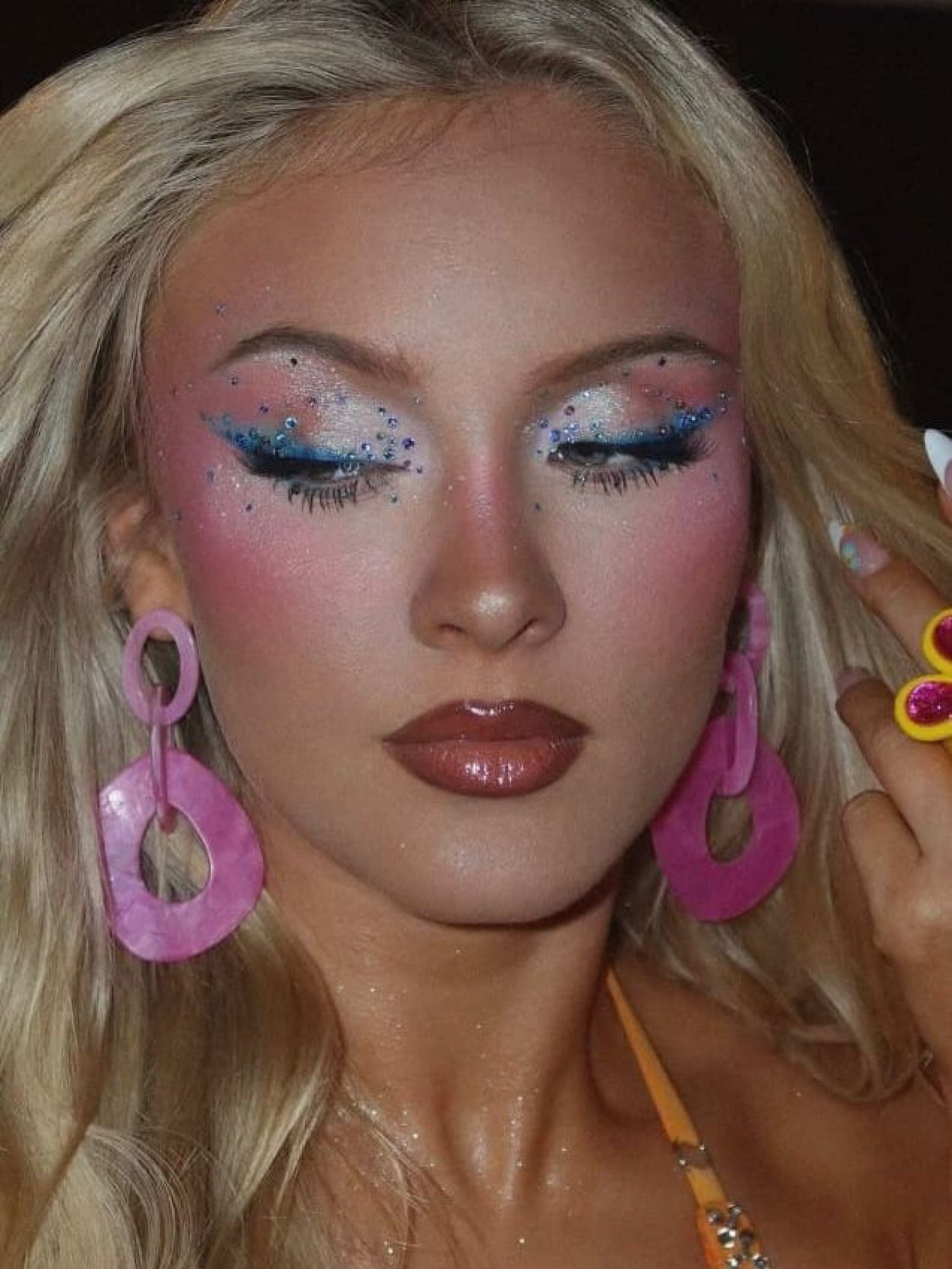 Brilho e cores fazem parte da est&eacute;tica da turn&ecirc; de Zara Larsson 