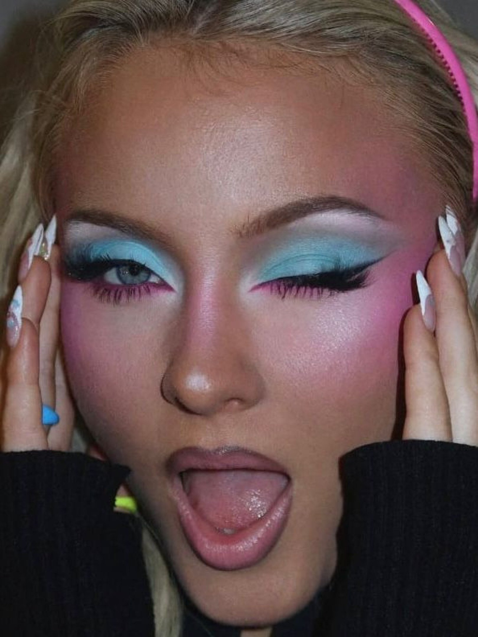 Zara Larsson abandonou os looks minimalistas