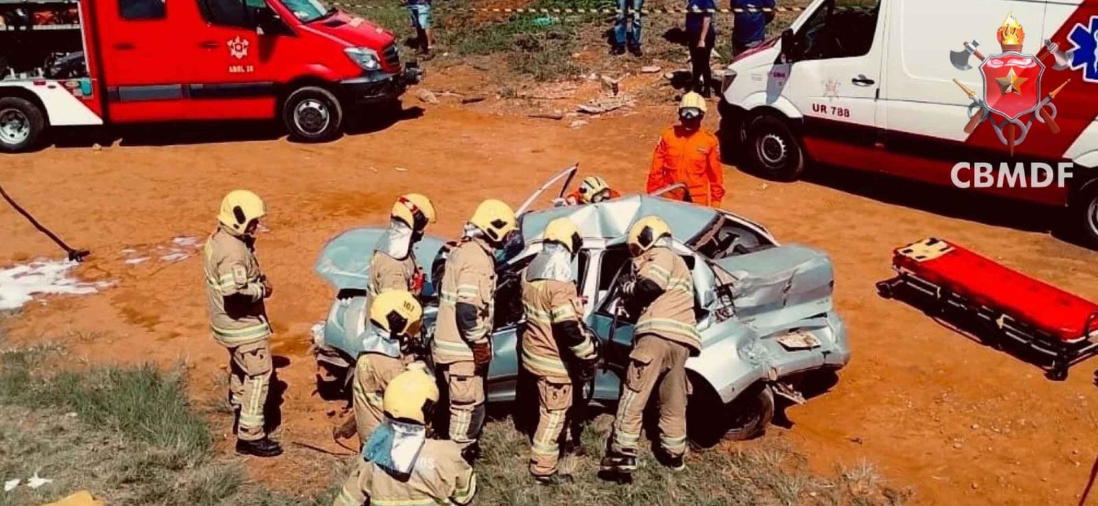 Colisão entre carro e caminhão deixa um ferido na BR-060