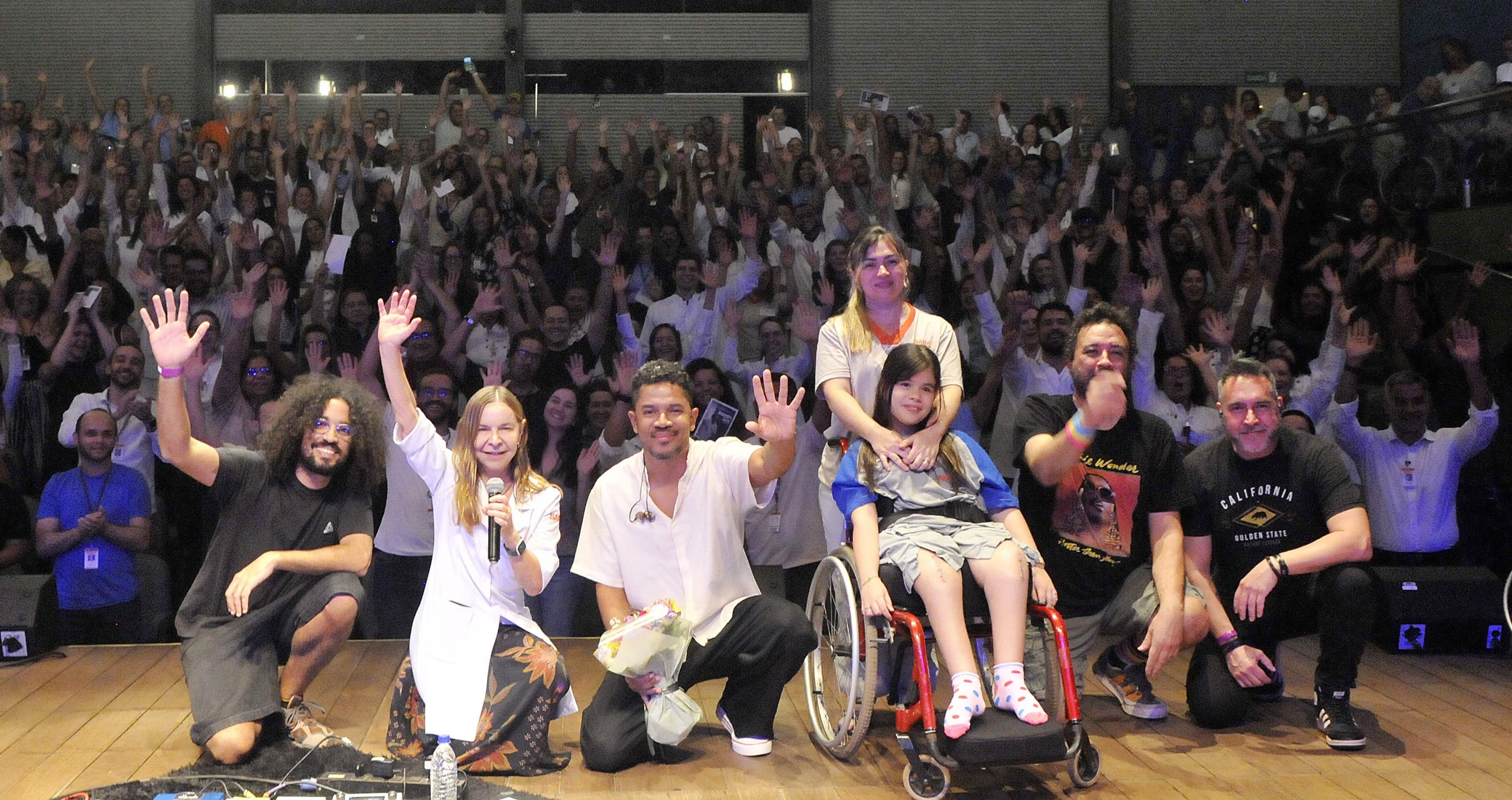 Alexandre Carlo faz show para pacientes da Rede Sarah