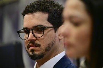 O relator apelou ao depoente para que colabore com as investigações, afirmando que o pai está preso 'por atos que passam diretamente pelo filho'.
- (crédito: Saulo Cruz/Agência Senado) O relator apelou ao depoente para que colabore com as investigações, afirmando que o pai está preso 'por atos que passam diretamente pelo filho'.
- (crédito: Saulo Cruz/Agência Senado)