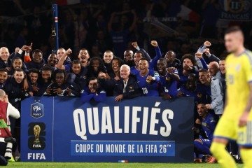 Franceses comemoram com o bilhete de classificação à Copa: seleção é a segunda do continente europeu a confirmar vaga no Mundial de 2026 - (crédito: Franck Fife/AFP) Franceses comemoram com o bilhete de classificação à Copa: seleção é a segunda do continente europeu a confirmar vaga no Mundial de 2026 - (crédito: Franck Fife/AFP)