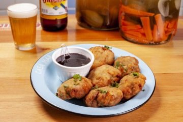 Na disputa: o bar Bu.Té.Quim serve disquinhos de carne suína com jiló, acompanhado de geleia de jabuticaba - (crédito: Cedido ao Correio) Na disputa: o bar Bu.Té.Quim serve disquinhos de carne suína com jiló, acompanhado de geleia de jabuticaba - (crédito: Cedido ao Correio)