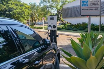 Carro elétrico sendo carregado em ponto de recarga em Brasília: estudo analisou toda a cadeia, desde a produção das baterias  -  (crédito: José Cruz/Agência Brasil)