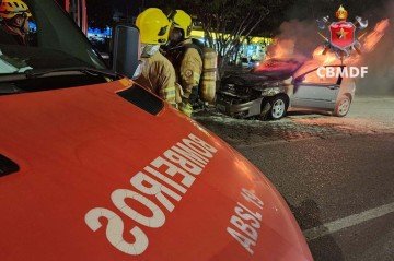 Bombeiros são acionados para carro em chamas no Riacho Fundo I - (crédito: CBMDF/Divulgação) Bombeiros são acionados para carro em chamas no Riacho Fundo I - (crédito: CBMDF/Divulgação)