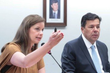 Camila Pintarelli e o deputado Mendonça Filho, relator da PEC - (crédito: Bruno Spada / Câmara dos Deputados) Camila Pintarelli e o deputado Mendonça Filho, relator da PEC - (crédito: Bruno Spada / Câmara dos Deputados)