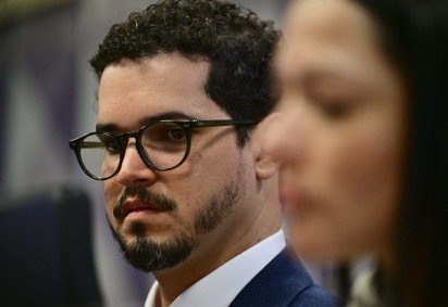 O relator apelou ao depoente para que colabore com as investigações, afirmando que o pai está preso 