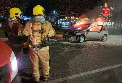 Bombeiros são acionados para carro em chamas no Riacho Fundo I