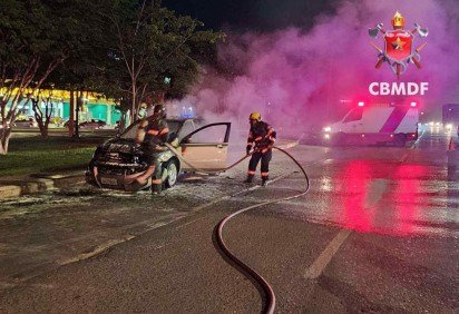 Bombeiros sÃ£o acionados para carro em chamas no Riacho Fundo I