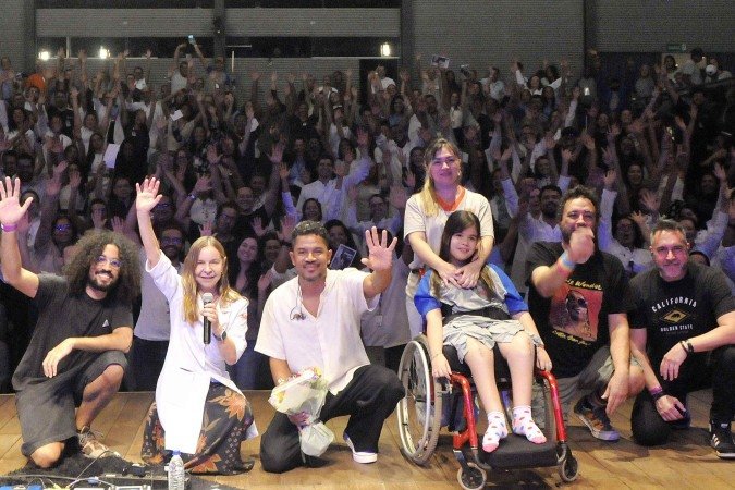 O cantor Alexandre Carlo posou para uma foto reunido com a platéia no final do show - (crédito: Guilherme Felix /CB/DA Press ) O cantor Alexandre Carlo posou para uma foto reunido com a platéia no final do show - (crédito: Guilherme Felix /CB/DA Press )