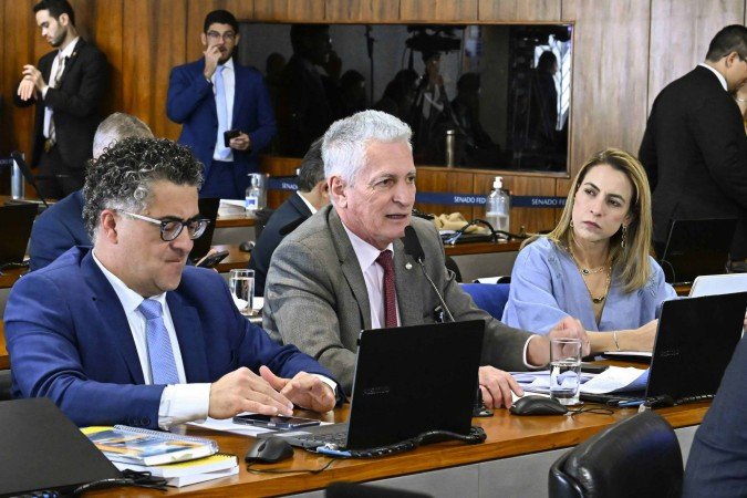 Deputado Rogério Correia (PT-MG) entre o deputado Alencar Santana (PT-SP) e a senadora Soraya Thronicke (Podemos-MS)

Foto: Waldemir Barreto/Agência Senado     -  (crédito: Waldemir Barreto/Agência Senado)