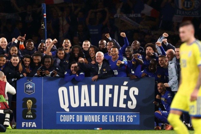 Franceses comemoram com o bilhete de classificação à Copa: seleção é a segunda do continente europeu a confirmar vaga no Mundial de 2026 - (crédito: Franck Fife/AFP) Franceses comemoram com o bilhete de classificação à Copa: seleção é a segunda do continente europeu a confirmar vaga no Mundial de 2026 - (crédito: Franck Fife/AFP)