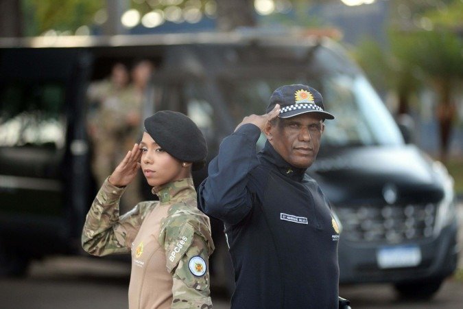 Tenente Henrique Silva participa da formatura da filha soldado Thaís Gomes no BPCães da PMDF - (crédito: Minervino Júnior/CB) Tenente Henrique Silva participa da formatura da filha soldado Thaís Gomes no BPCães da PMDF - (crédito: Minervino Júnior/CB)