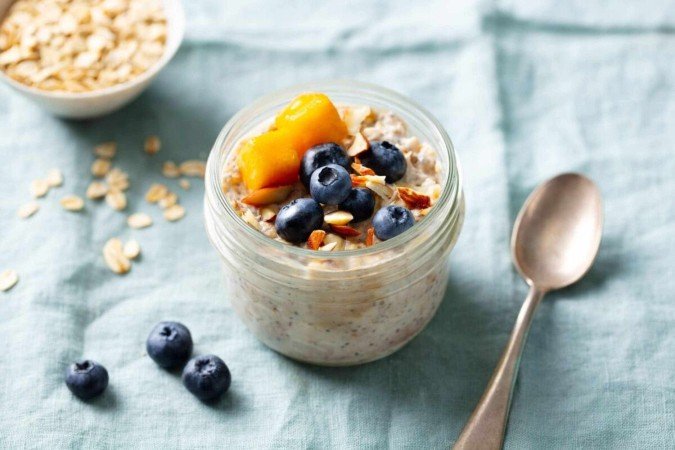 Overnight oats com manga, mirtilo e amêndoas (Imagem: Anna_Pustynnikova | Shutterstock) - (crédito: EdiCase) Overnight oats com manga, mirtilo e amêndoas (Imagem: Anna_Pustynnikova | Shutterstock) - (crédito: EdiCase)