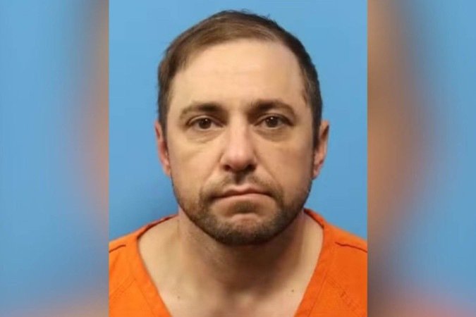 Homem que consultava obituários para roubar casas é preso nos EUA